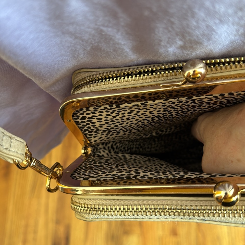 Cream/Bone/Tan Colored Cross Body Bag Gold Tone Hardware Tassel Kiss Lock Clasp - Picture 14 of 17